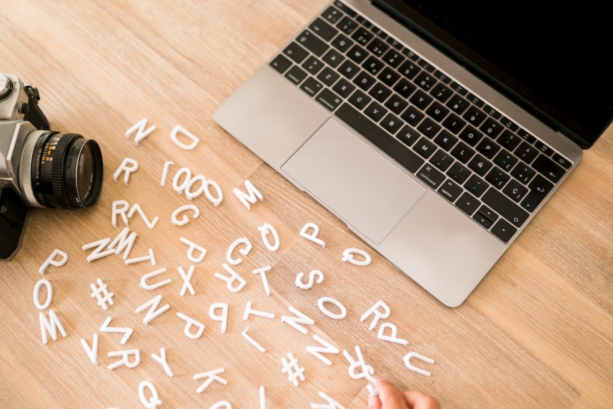 mesa con letras y un portatil